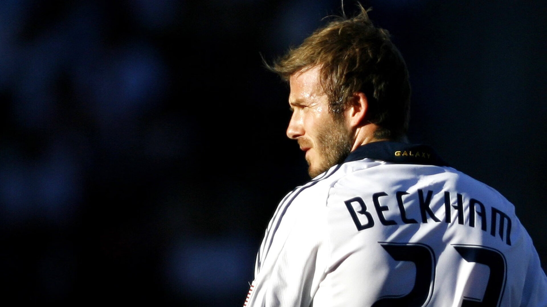 哈兰德在雄鹿比赛中比赛局势复杂，重返赛场引发热议！上演精彩一战